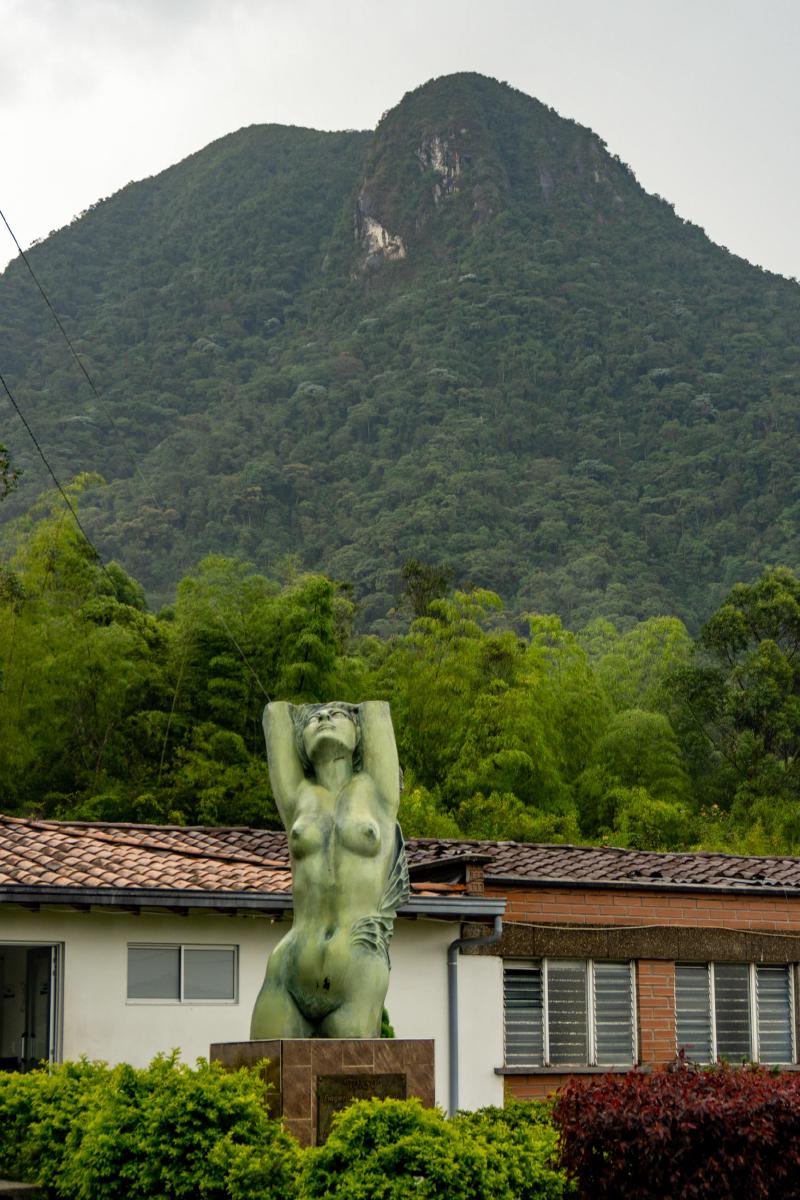 A woman torso sculpture with Cerro Bravo behind it. The sculpture is by artist Rodrigo Arenas Betancourt and its part of the monument &lsquo;La Creación&rsquo;