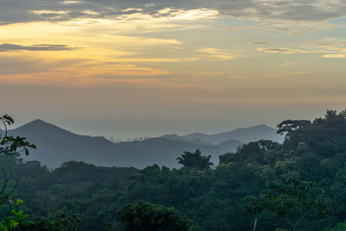 Atardecer desde Minca con vista a las montañas, el mar y Santa Marta a lo lejos