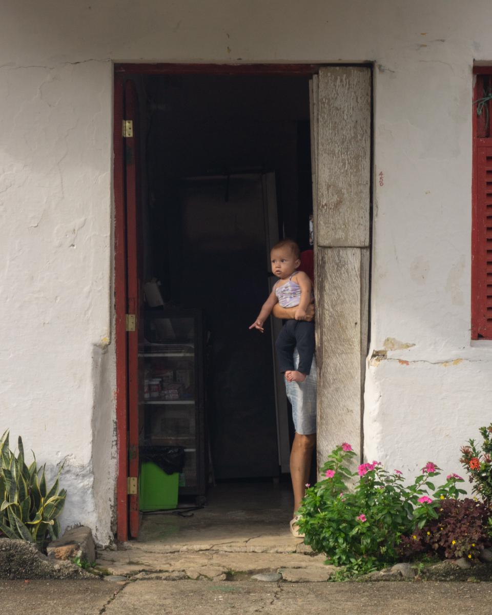 Bebe cargado, asomado por una de las puertas de la antigua estación de ferrocarril de Jericó Bebe cargado, asomado por una de las puertas de la antigua estación de ferrocarril de Jericó
