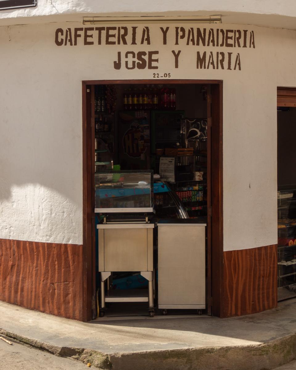 Tienda de barrio en El Retiro, Antioquia. La tienda se llama “Cafetería y Panadería Jose y Maria”