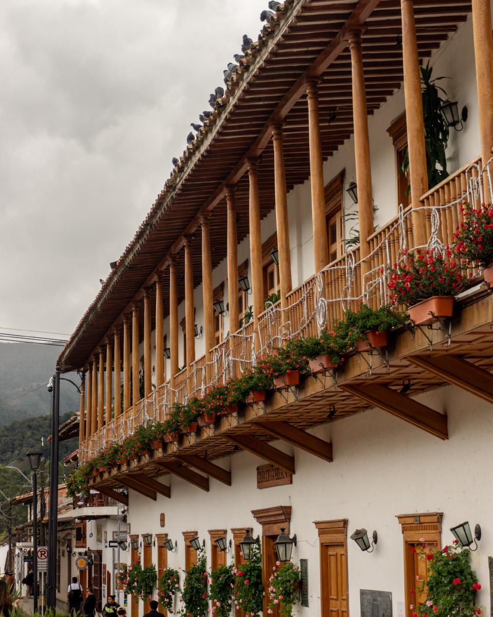 Balcones en el parque principal de El Retiro, Antioquia