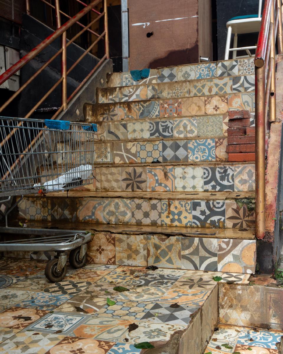 Fachada de local abandonado en la zona rosa de El Poblado