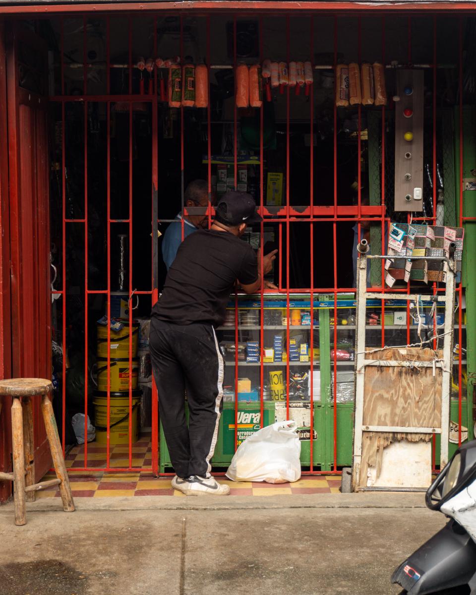 Pequeña ferretería en la Calle 10 de El Poblado
