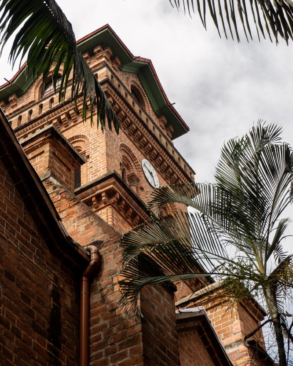 Torre del Templo San José del Poblado desde un costado