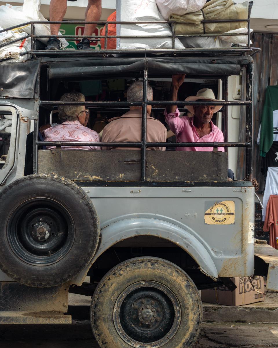 Camioneta antigua de transporte con pasajeros en su volco