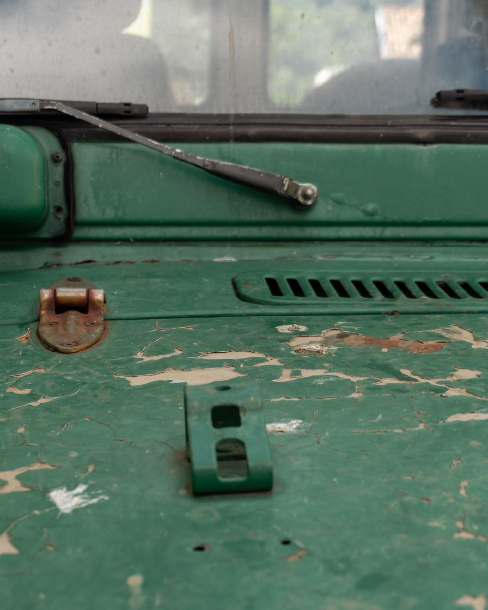 Pintura quebrantada en el capote de una antigua camioneta