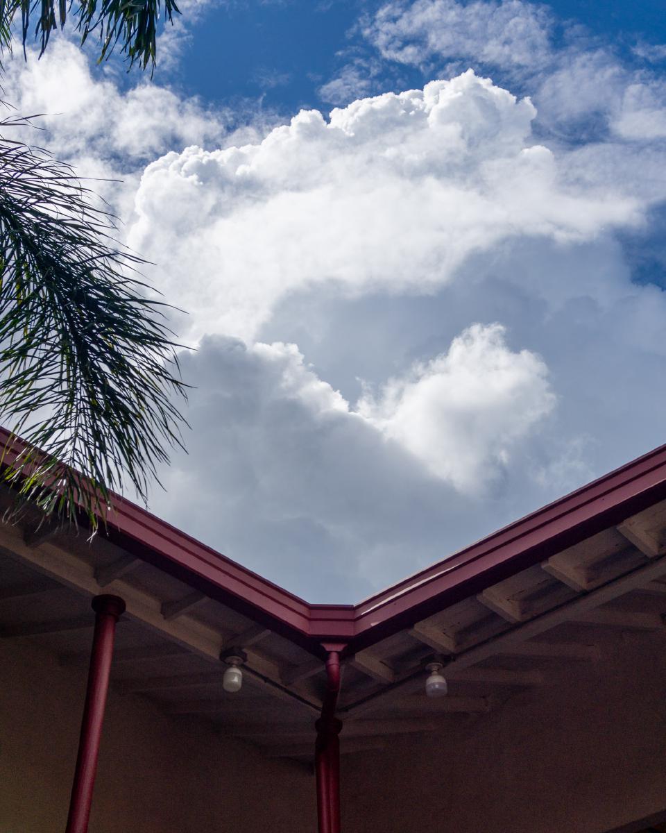 Nubes en el patio interno del Museo MAJA Nubes en el patio interno del Museo MAJA