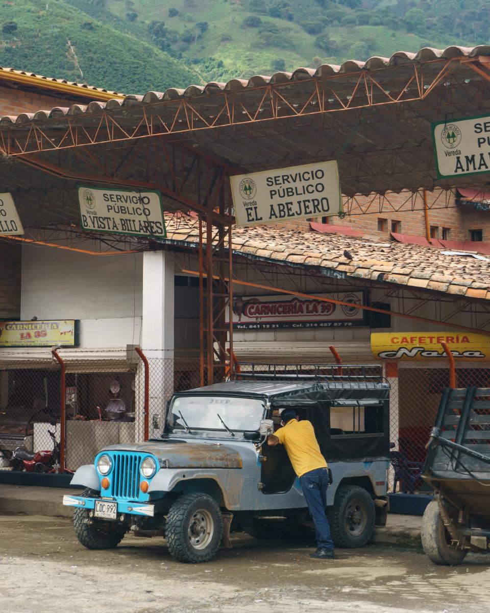 Estación de Transporte de Ciudad Bolívar con un Jeep Antiguo a la espera Estación de Transporte de Ciudad Bolívar con un Jeep Antiguo a la espera