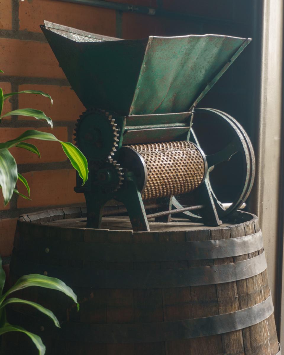 Máquina antigua para procesar café Máquina antigua para procesar café