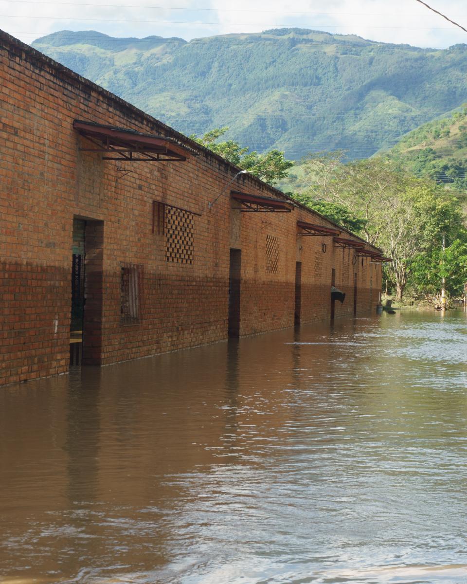 Estación de ferrocarril de Bolombolo luego de la inundación del 13 de abril de 2025