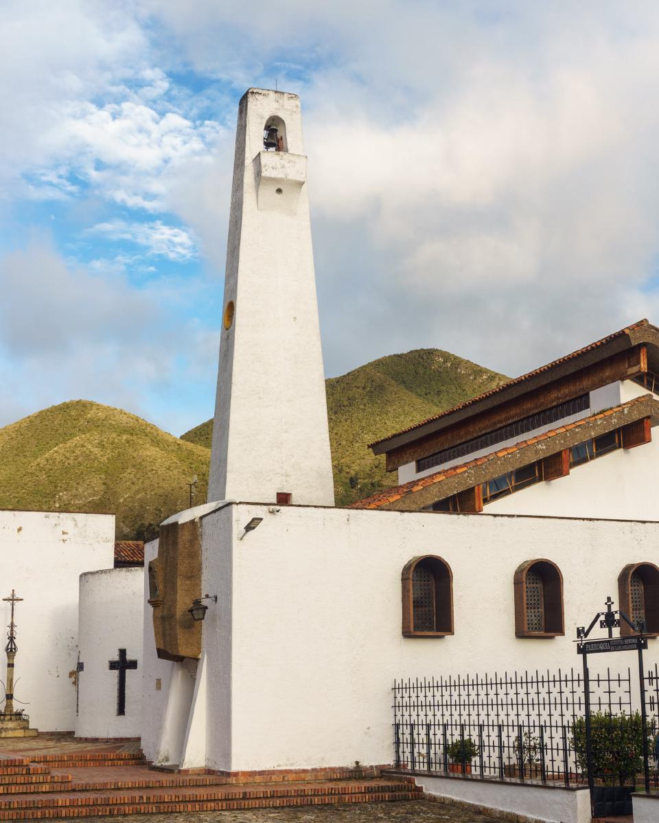 Torre de la iglesia Nuestra Señora de los Dolores en Guatavita, Cundinamarca, con el cerro Montecillo a la distancia. Torre de la iglesia Nuestra Señora de los Dolores en Guatavita, Cundinamarca, con el cerro Montecillo a la distancia.