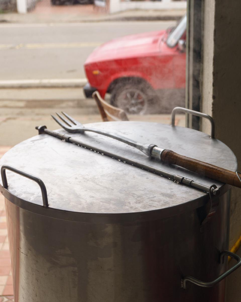 Tamales al vapor en un tambor metálico a la entrada de la panadería. Tamales al vapor en un tambor metálico a la entrada de la panadería.