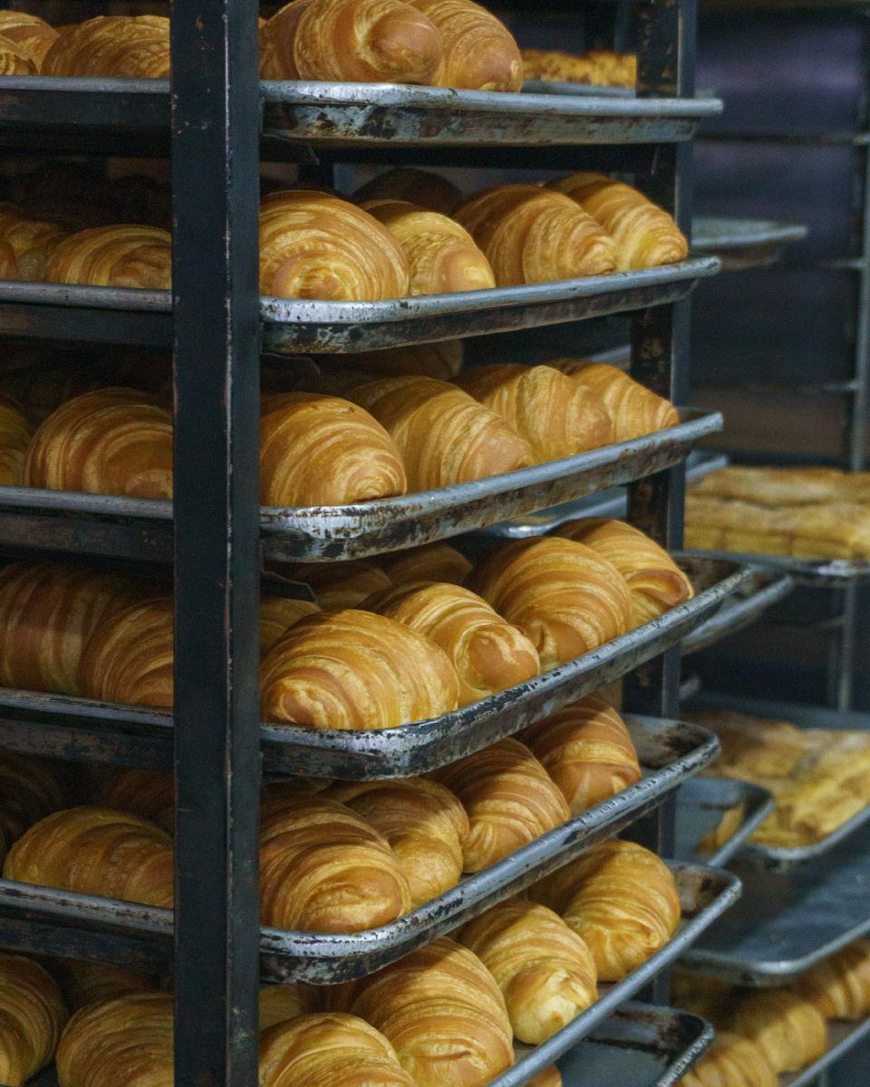 Pan hojaldrado recién salido del horno en la panadería del pueblo. Pan hojaldrado recién salido del horno en la panadería del pueblo.