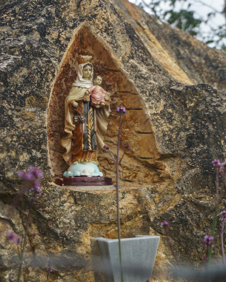 Imagen de la Virgen en una piedra tallada al borde del sendero hacia el cerro Montecillo. Imagen de la Virgen en una piedra tallada al borde del sendero hacia el cerro Montecillo.
