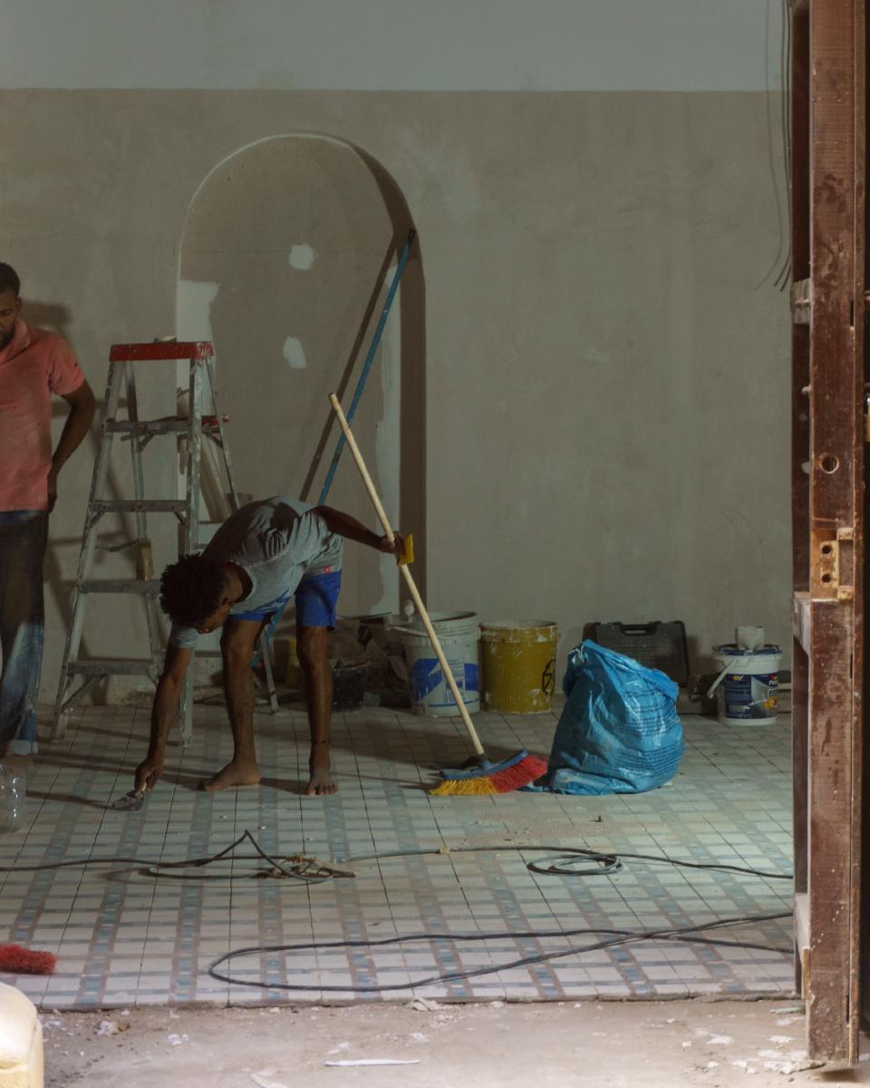 Trabajador dentro de antigua casa colonial en el Centro de Cartagena, en medio de trabajos de remodelación