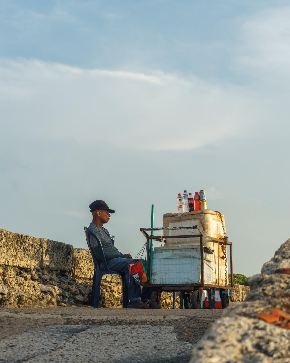 Vendedor de bebidas en la muralla de Cartagena