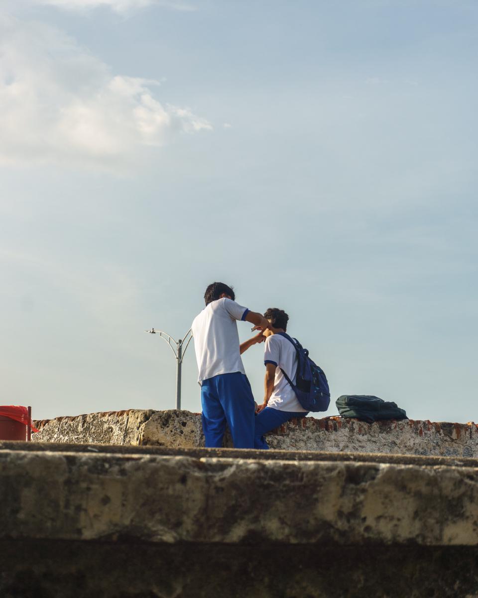 Estudiantes en la muralla de Cartagena