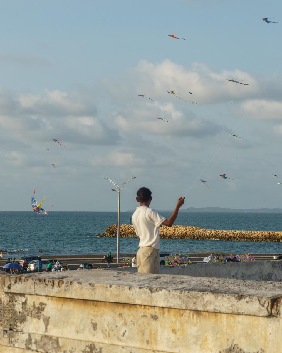 Elevando cometas en el Baluarte de Santa Catalina