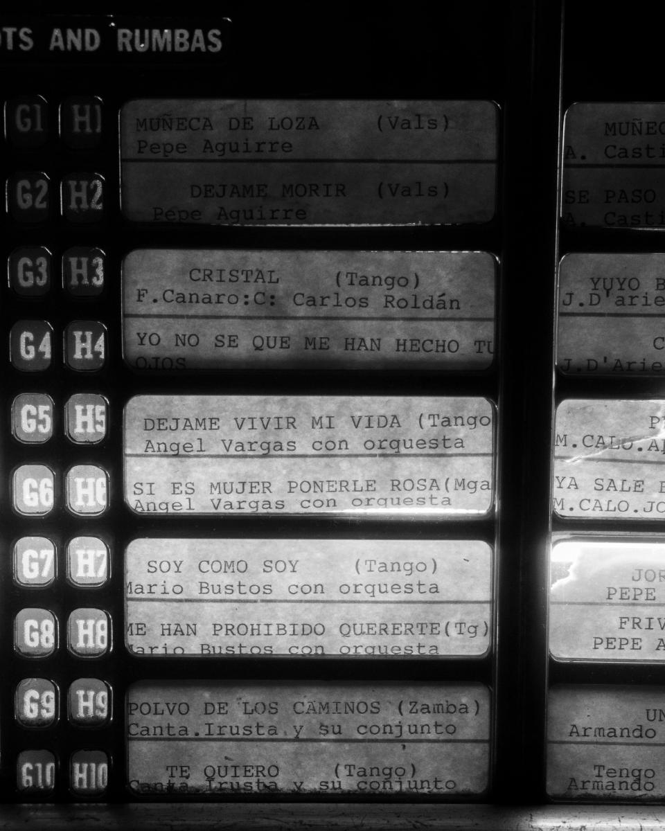 Catálogo de canciones dentro del tocadiscos, donde se ven opciones de vals, tango y zamba.