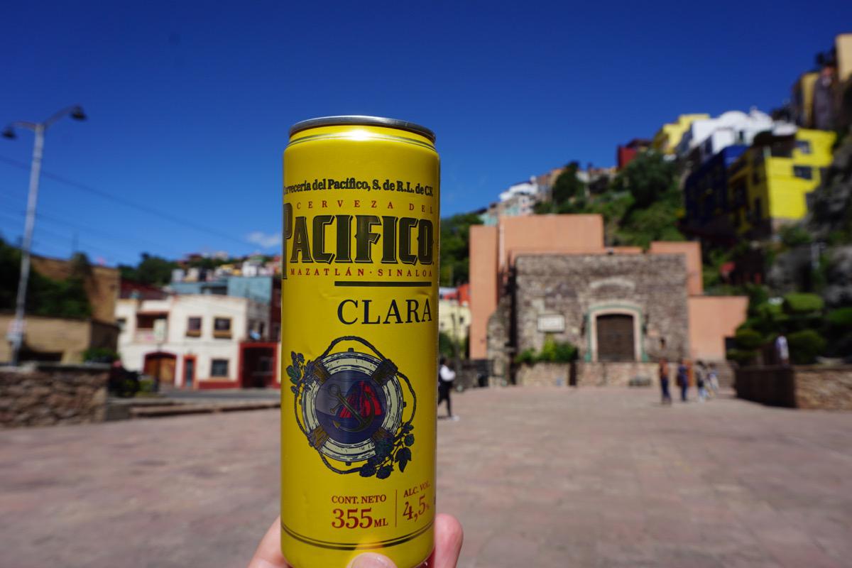 Cerveza Clara Pacífico al frente del Teatro Cervantes.