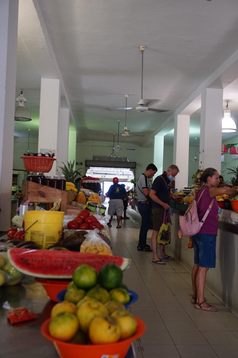 Adentro del Mercado de Santiago.