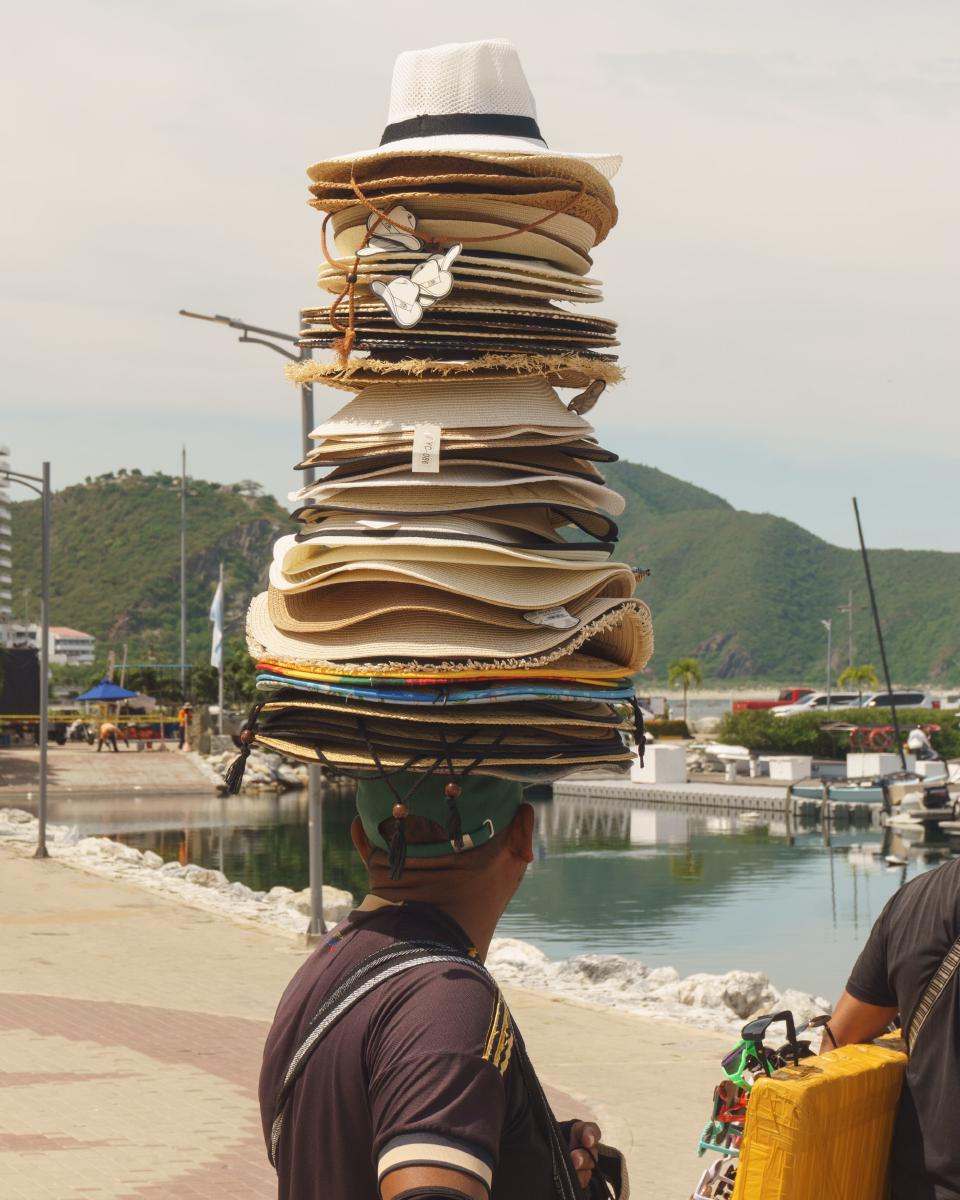 Vendedor ambulante de sombreros en la calle
