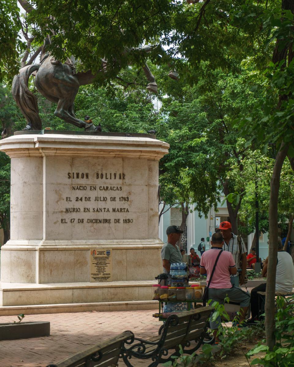 Locales conversando en el parque