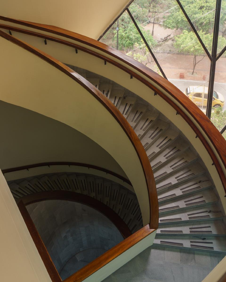 Escaleras interiores del Banco de la República con gran ventanal y diseño geométrico
