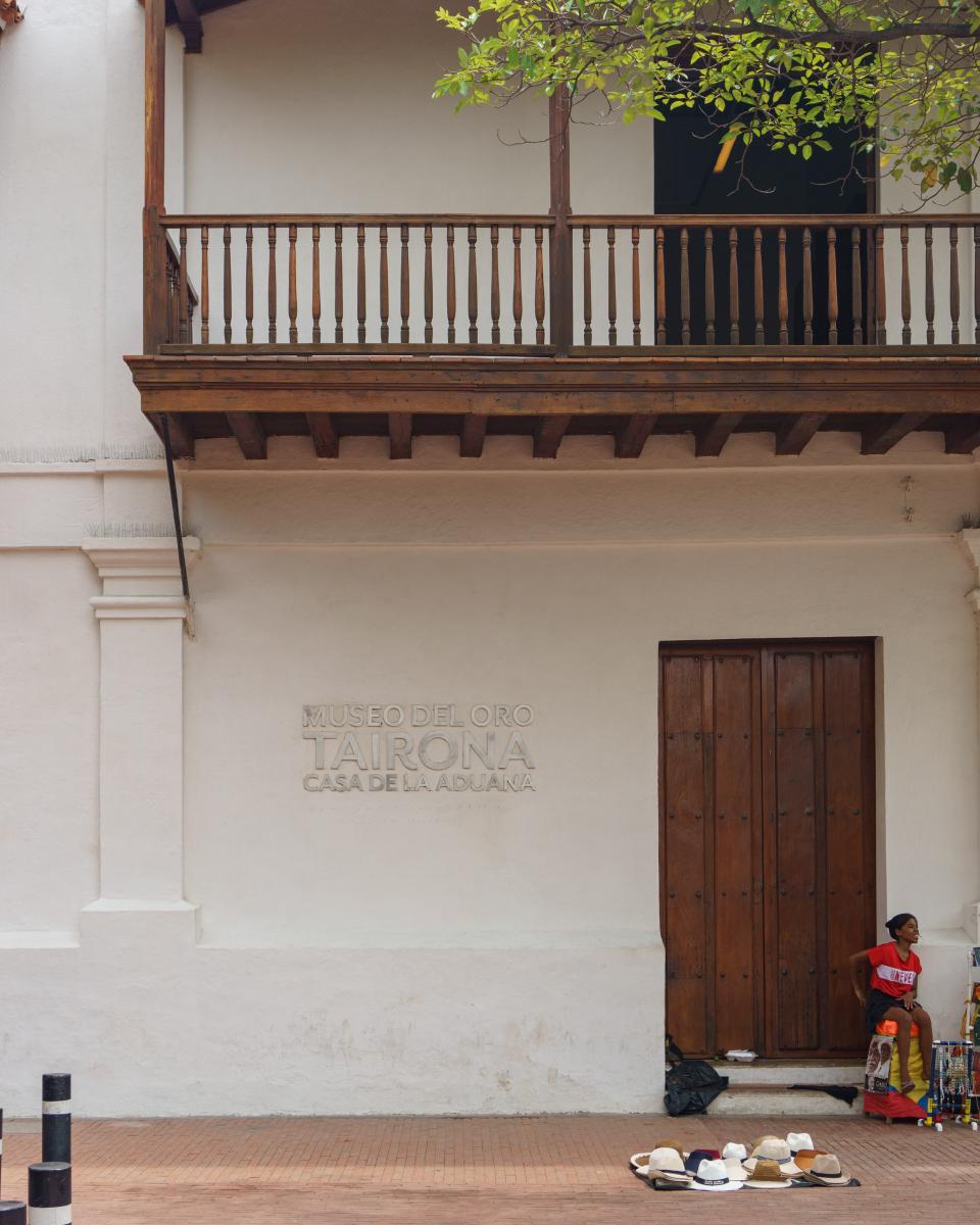 Fachada colonial blanca de la Casa de la Aduana donde funciona el Museo del Oro