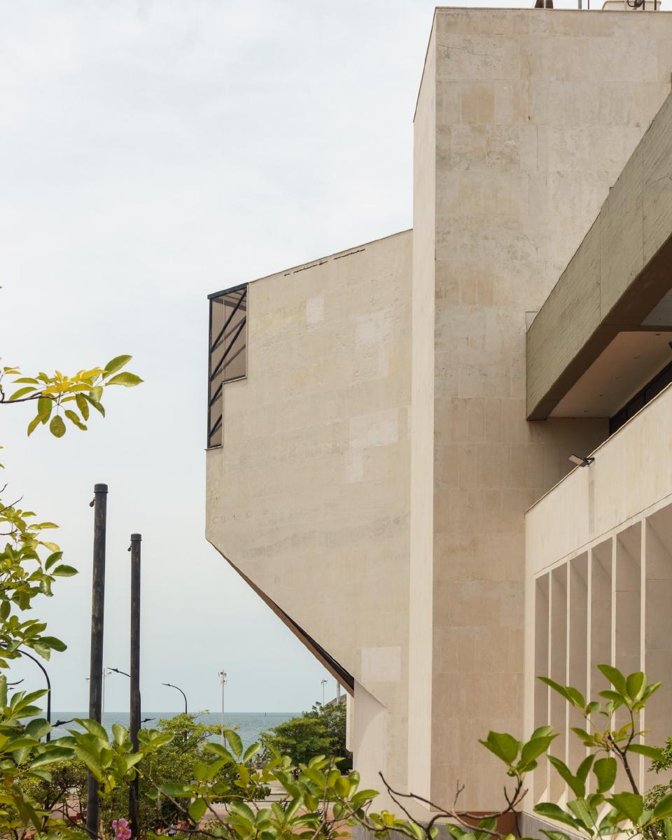 Edificio moderno del Banco de la República con arquitectura posmoderna y ventanales amplios