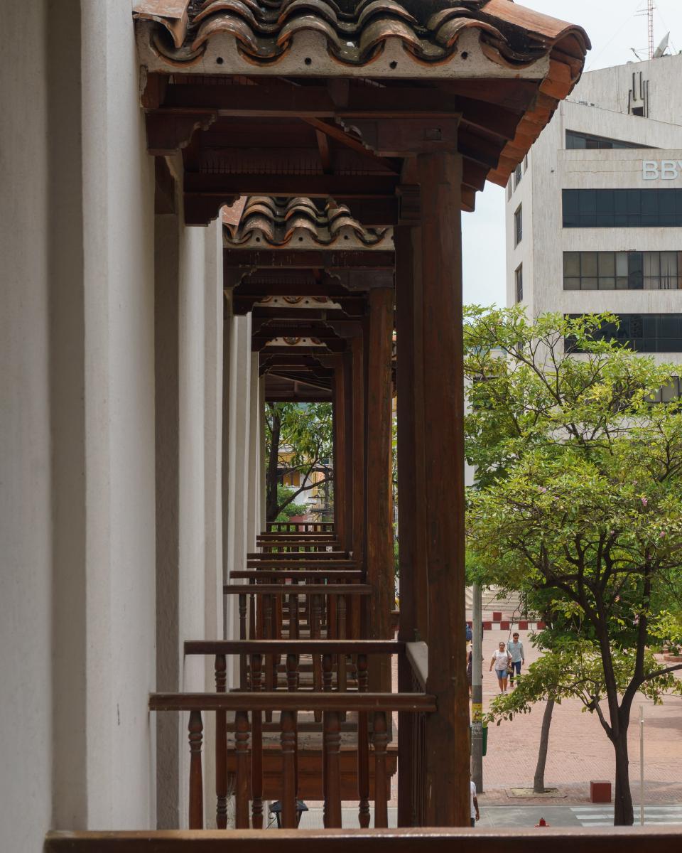 Balcones de madera de la Casa de la Aduana con arquitectura colonial
