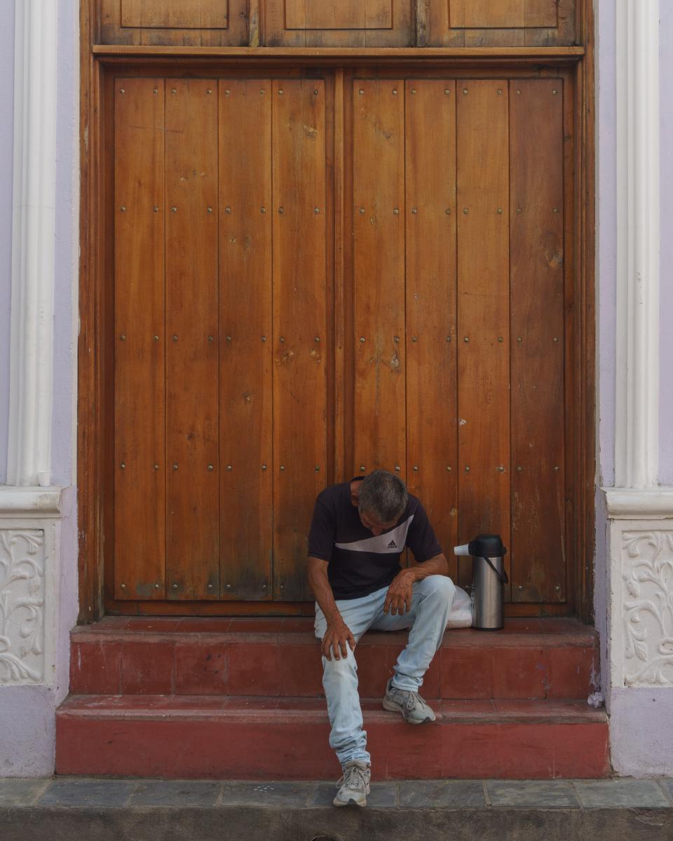 Vendedor de tinto descansando en la calle