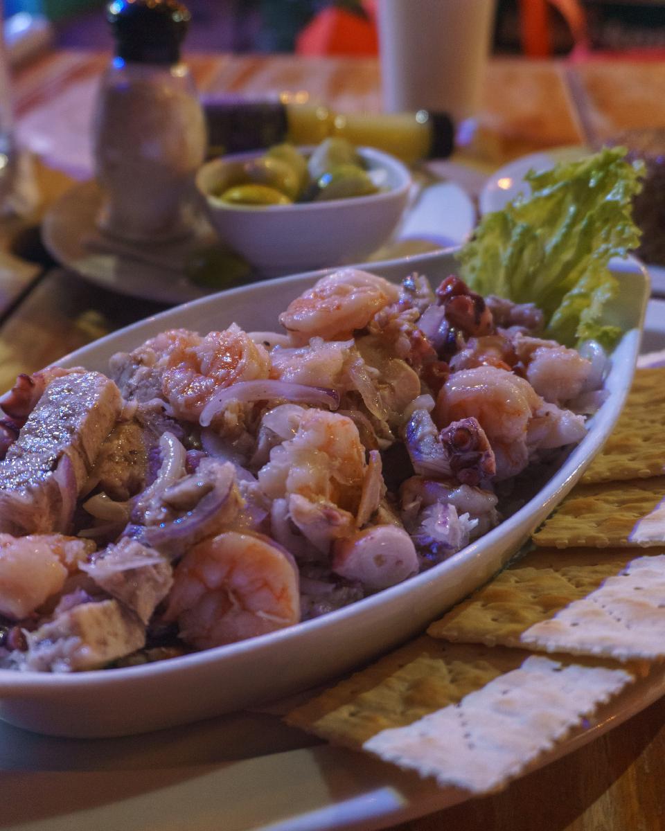 Ensalada Chucho, con camarones, pulpo, calamar y pescado ahumado