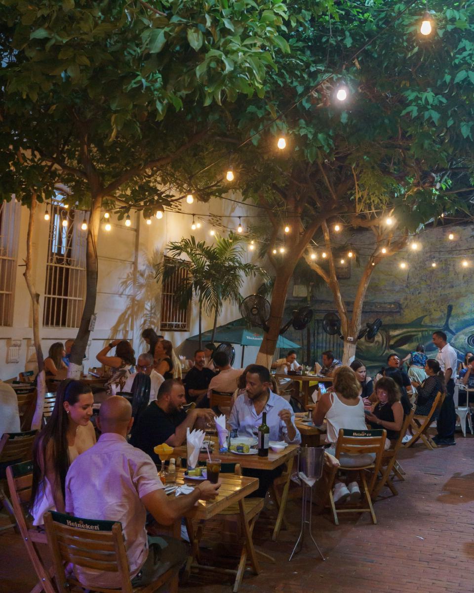 Mesas exteriores del restaurante Donde Chucho