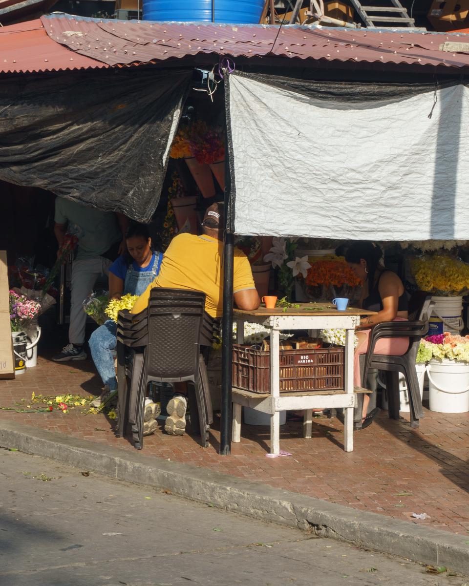 Puesto callejero de flores