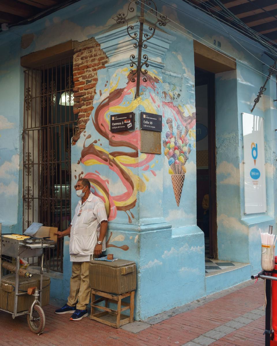 Fachada de la heladería Delicrem en esquina del centro